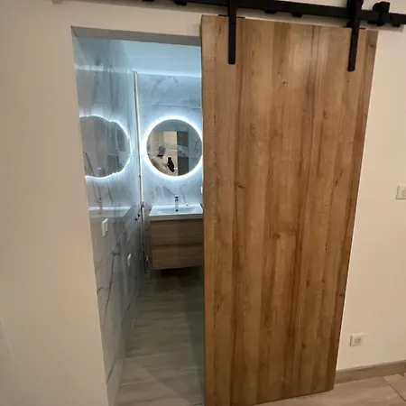 아파트 Appartement-centre -climatise-terrasse-parking *